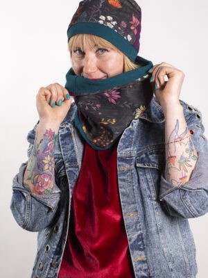 Fioletowa czapka damska na zimę z kominem KWIATOWE WZGÓRZE