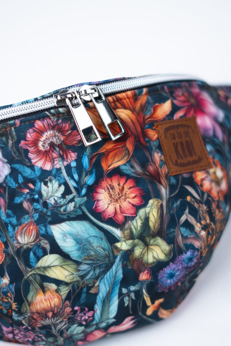 Kwiatowa Rozkosz – Nowa Nerka Damska w Kwiaty z Nieprzemakalnego Softshellu