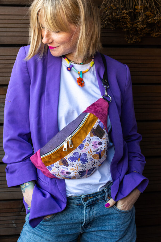 What to take on vacation and on a plane? Why the Co Tu Się Kroi fanny pack is your best travel companion