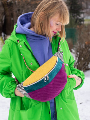 Duża różowa nerka damska ze sztruksu saszetka z kolorowym paskiem ENERGIA ŻYCIA