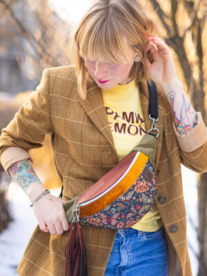 Elegancka brązowa nerka damska z frędzlami MOTYLEM JESTEM